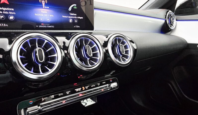 Mercedes-Benz CLA220d AMG 4-Matic 190 cv Black Edition pieno